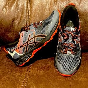 ASICS Gel Sonoma size 7.5